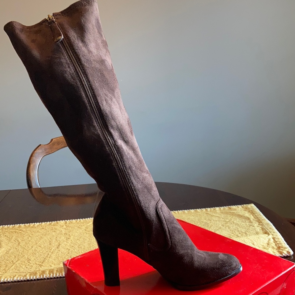 Isaac Mizrahi, Brown large boots, high heels. Size 10